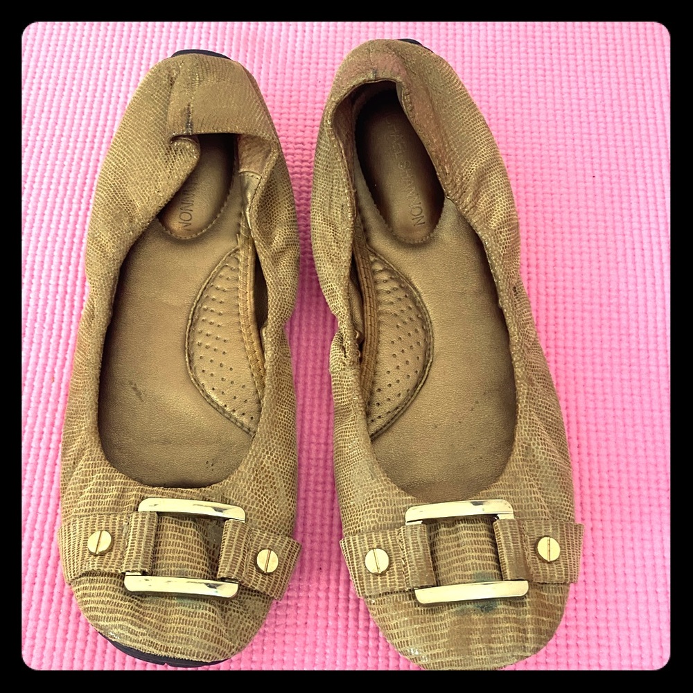 Tan alligator pattern Michael Shannon sz8 flats.